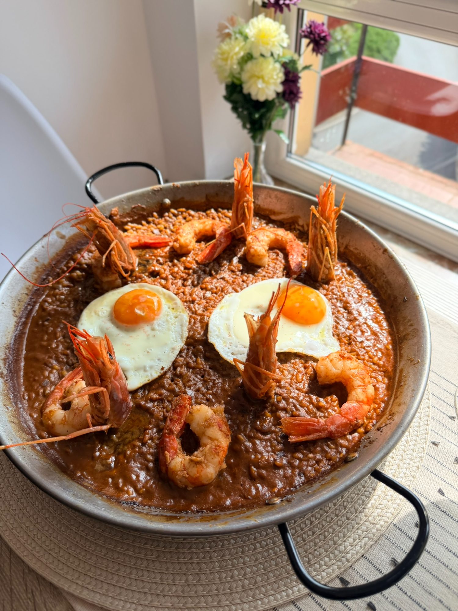 Arroz meloso de marisco con huevo frito