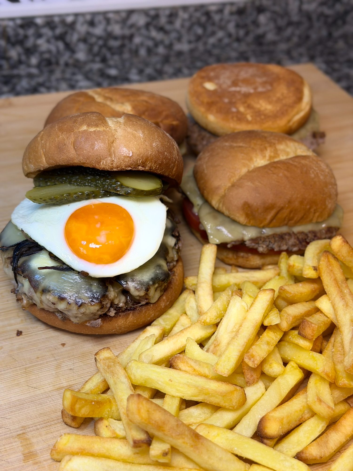 Hamburguesa con huevo y patatas fritas