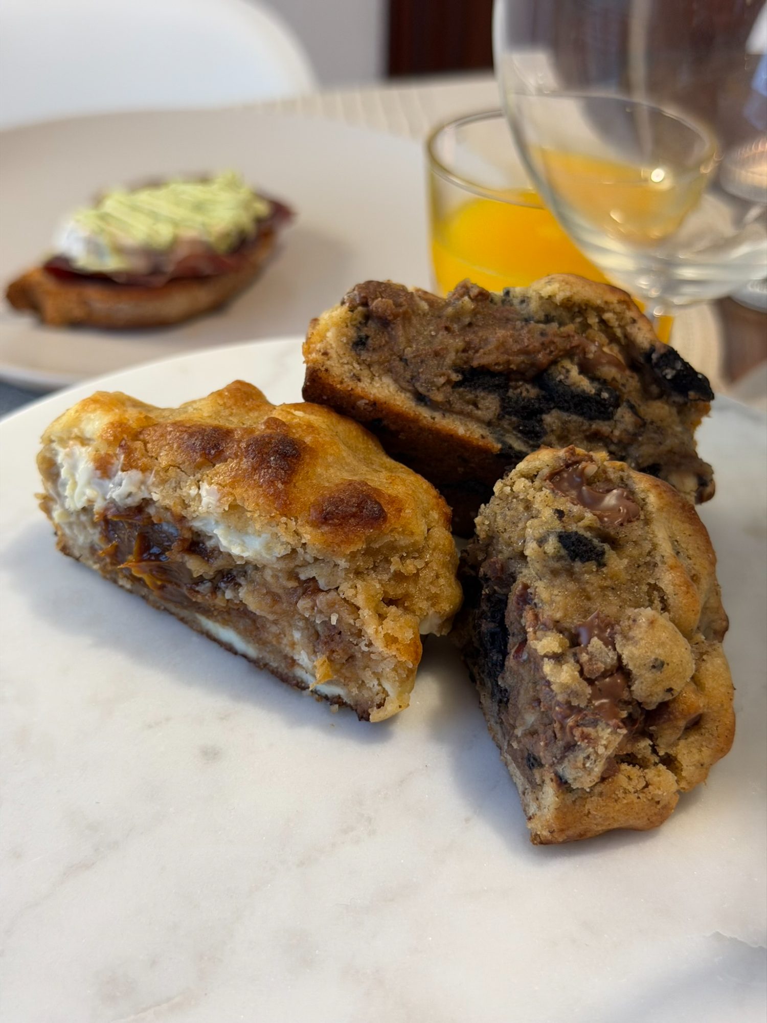 Cookies rellenas del brunch con zumo de naranja