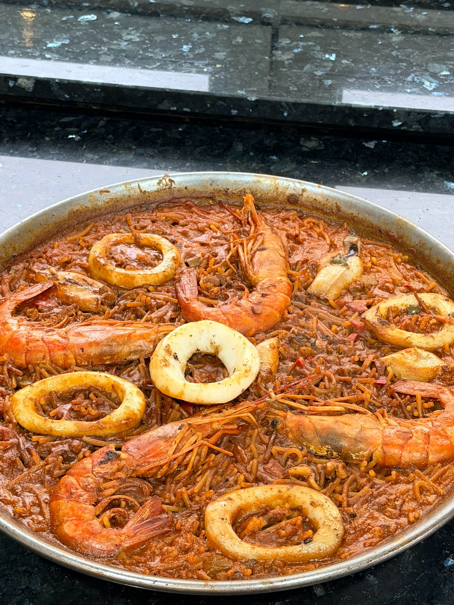 Fideuá de marisco hecha al momento