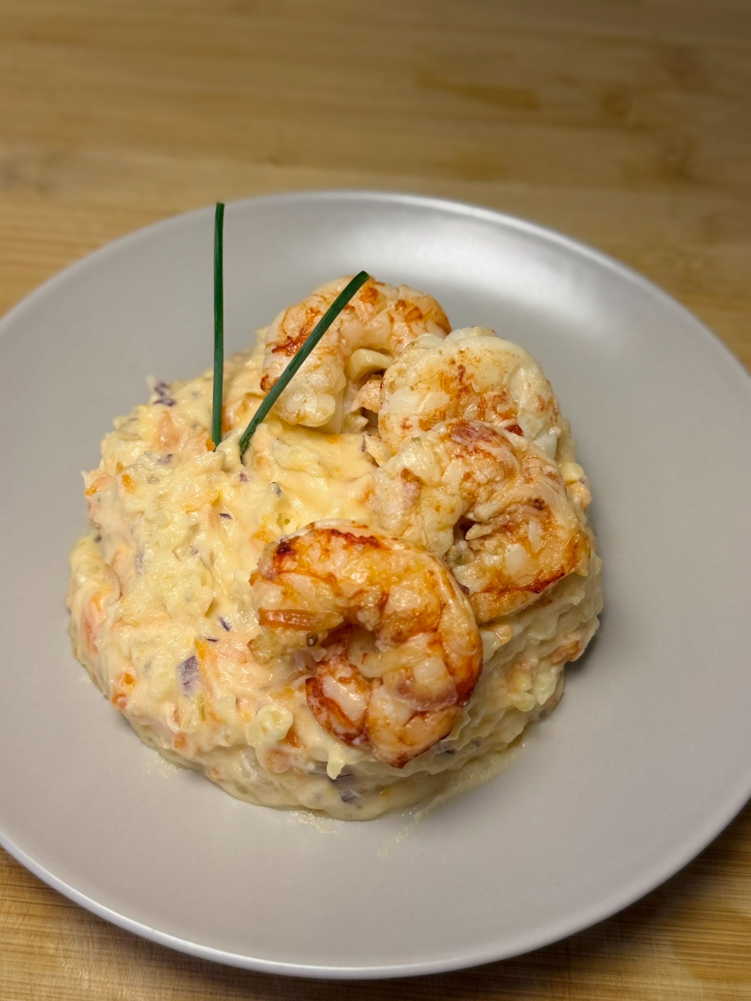 Langostinos salteados sobre cremoso