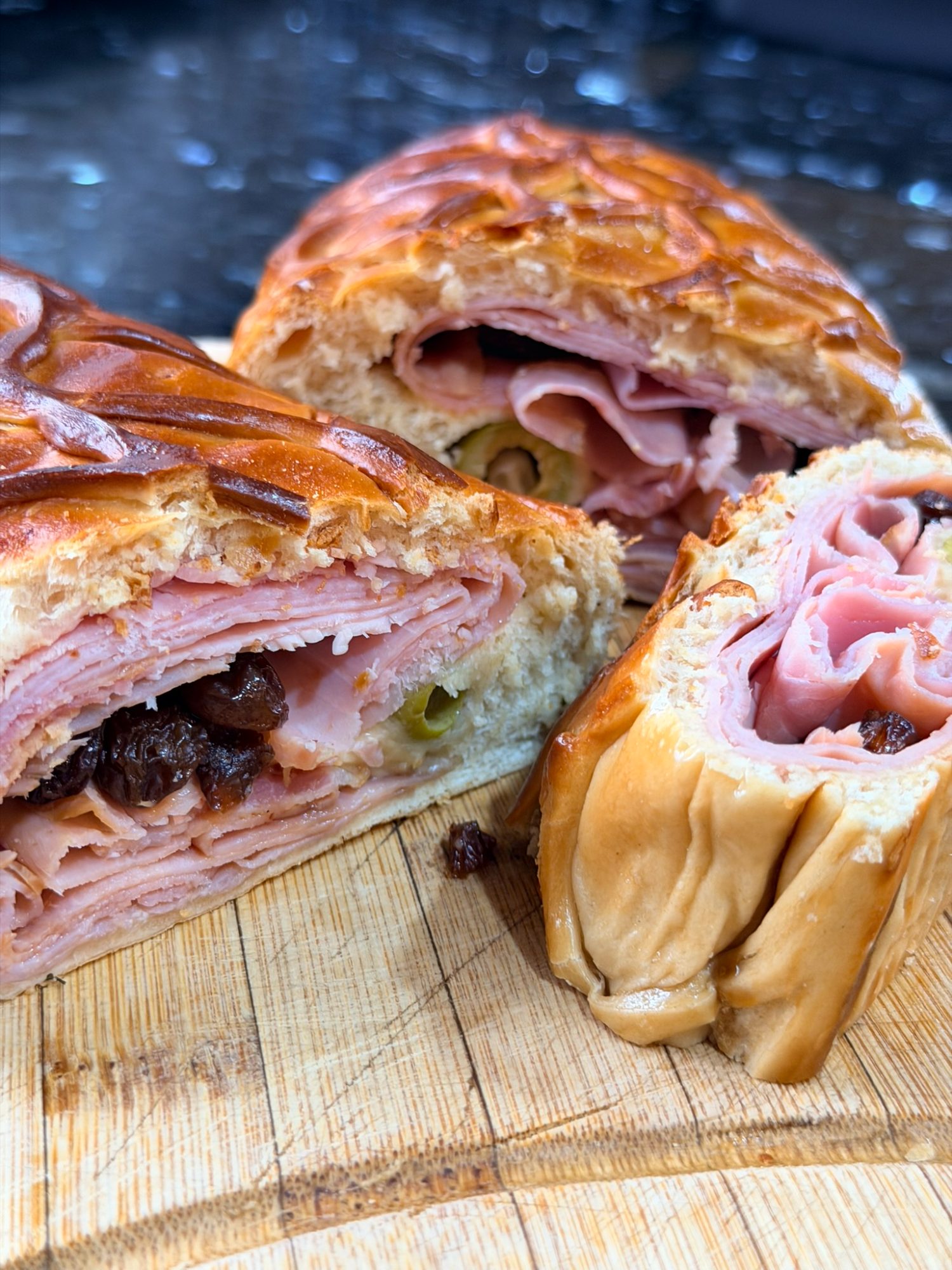 Corte del pan relleno trenzado