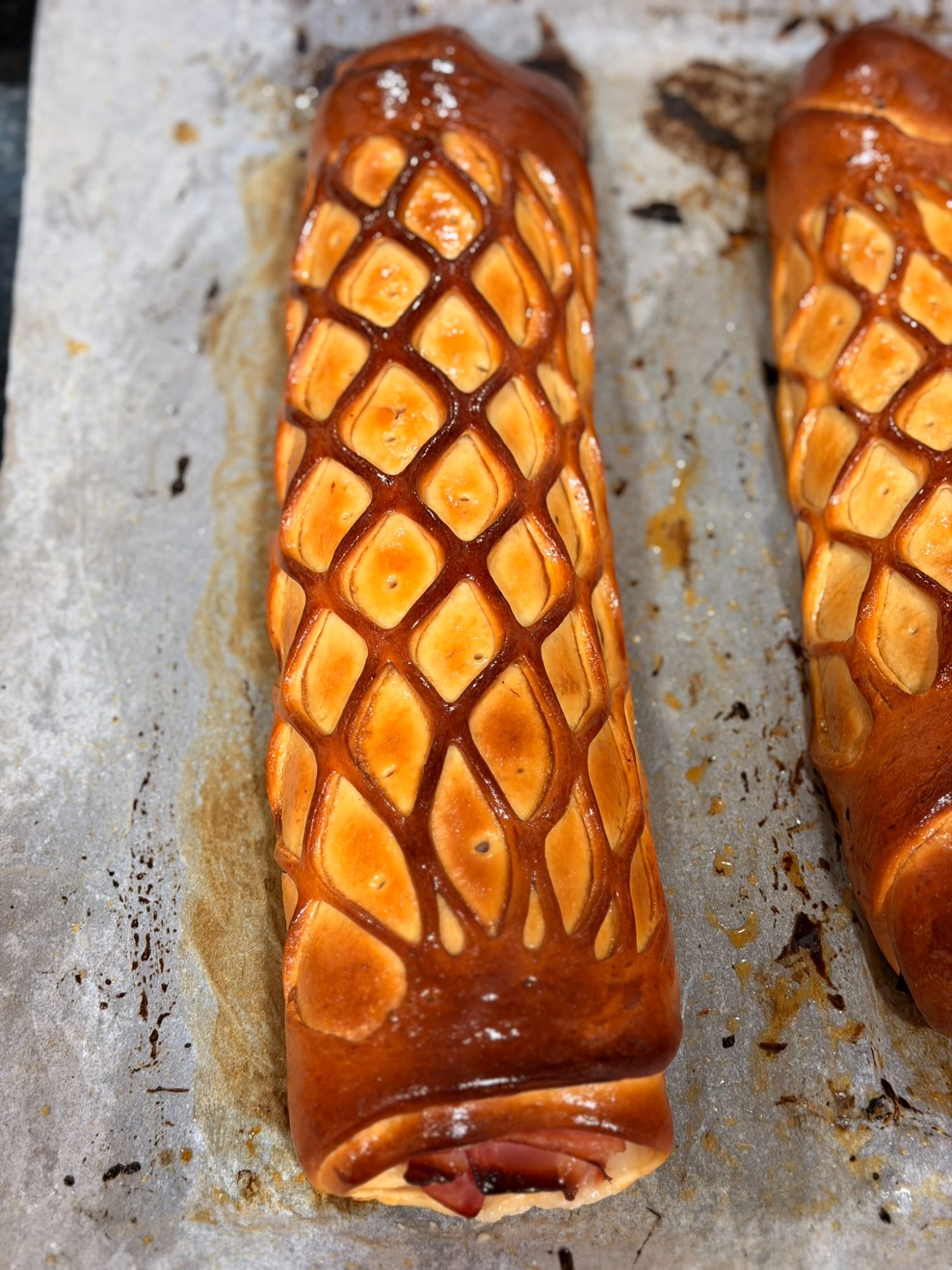 Pan relleno trenzado recién salido del horno